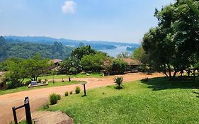 Da Gama Lake Cottages - Coral Tree And Cormorant Cottages